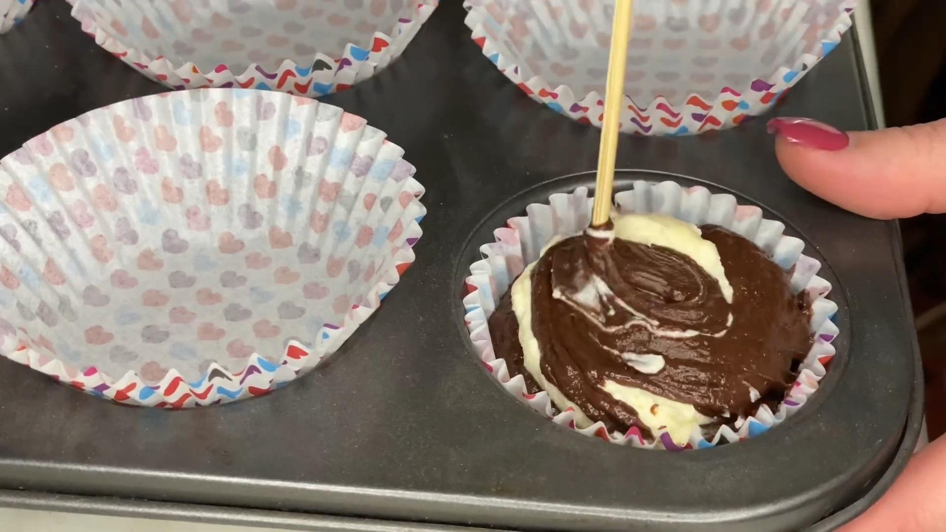 Recepta - Magdalenes de pastís de formatge amb xocolata - Pas 6