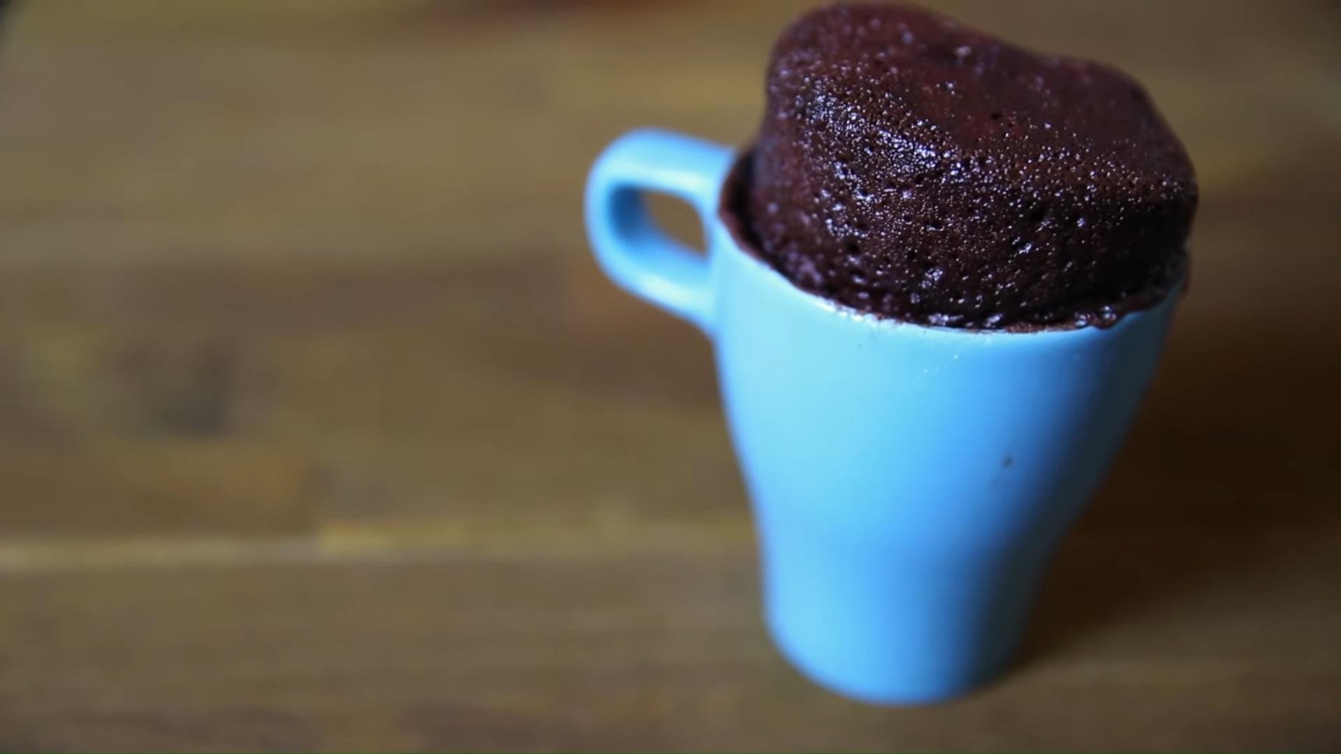 Recepta - Magdalena de xocolata en una tassa - Pas 6