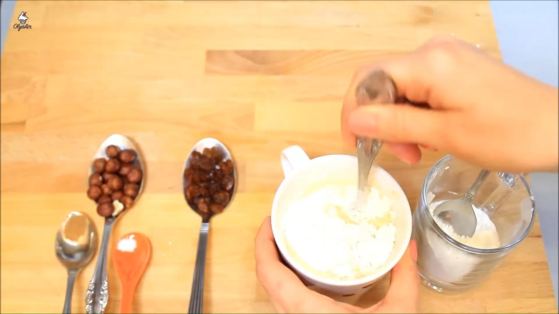 Recepta - Magdalena de plàtan en una tassa - Pas 4