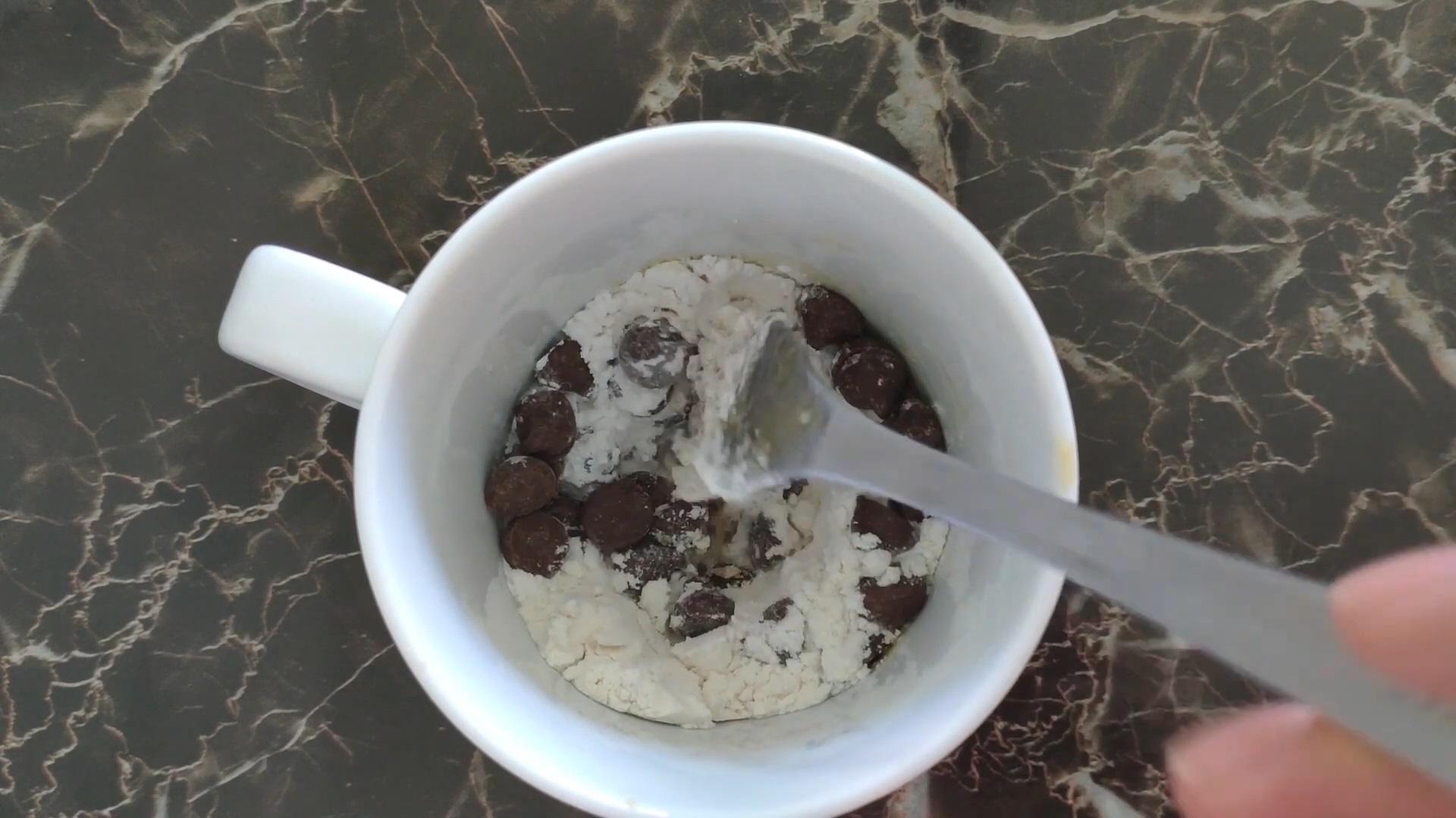 Recepta - Magdalenes amb xips de xocolata per al microones - Pas 3