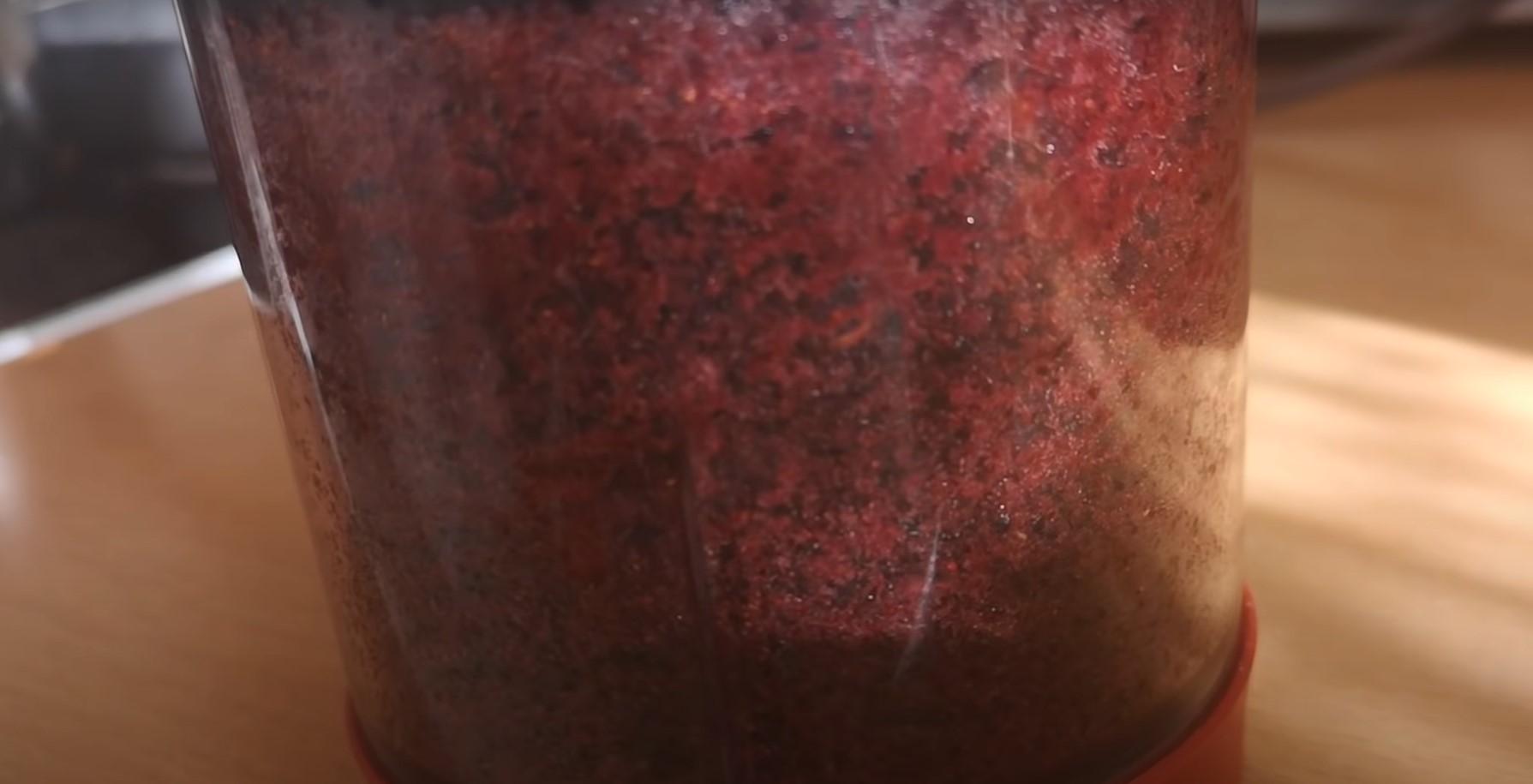 Opskrift - Smukke marmorerede æg: Farvning med blåbær og løgskaller - Trin 4