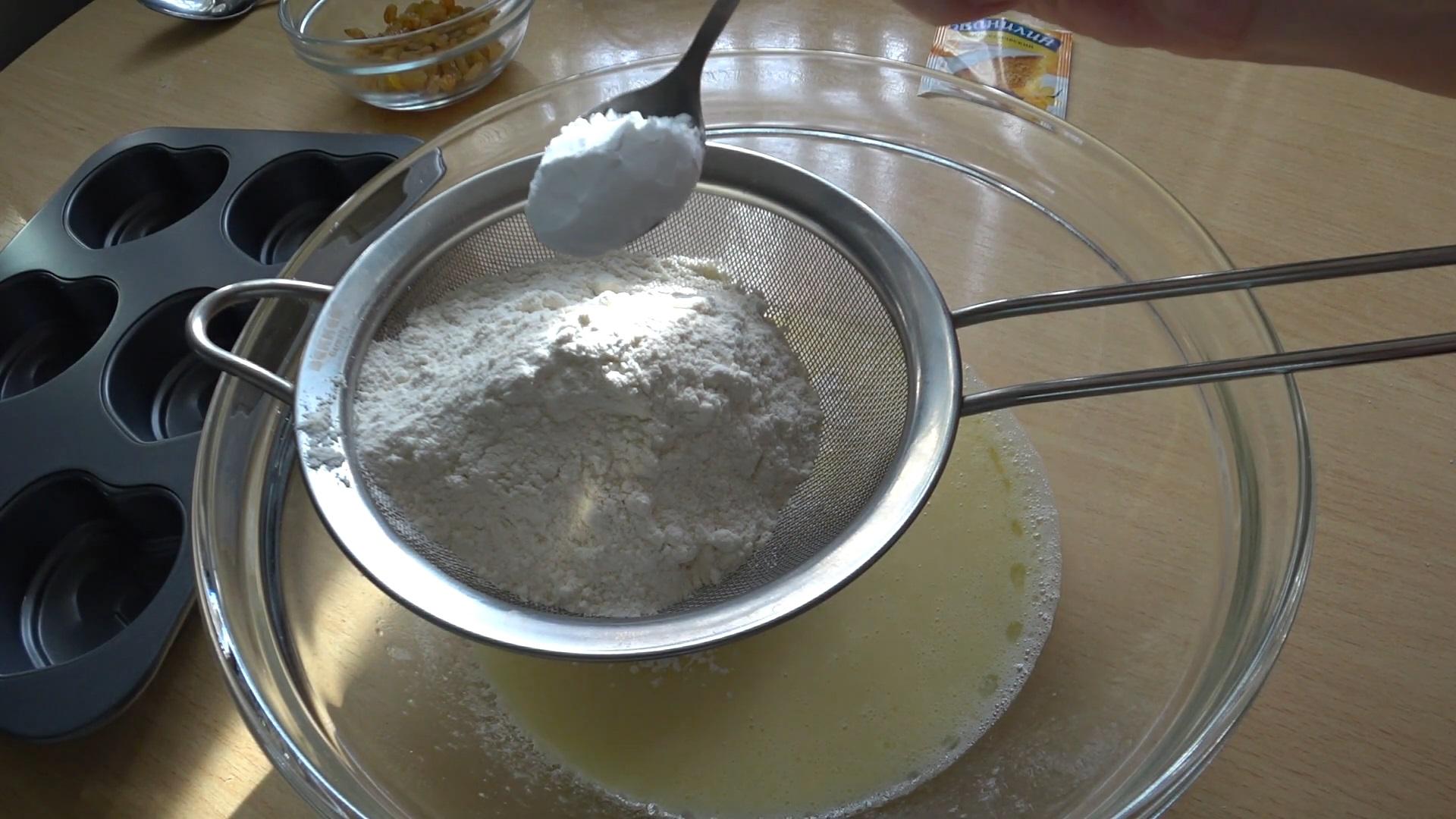 Recipe - Kefir Muffins na may Pasas o Berries - Hakbang 3