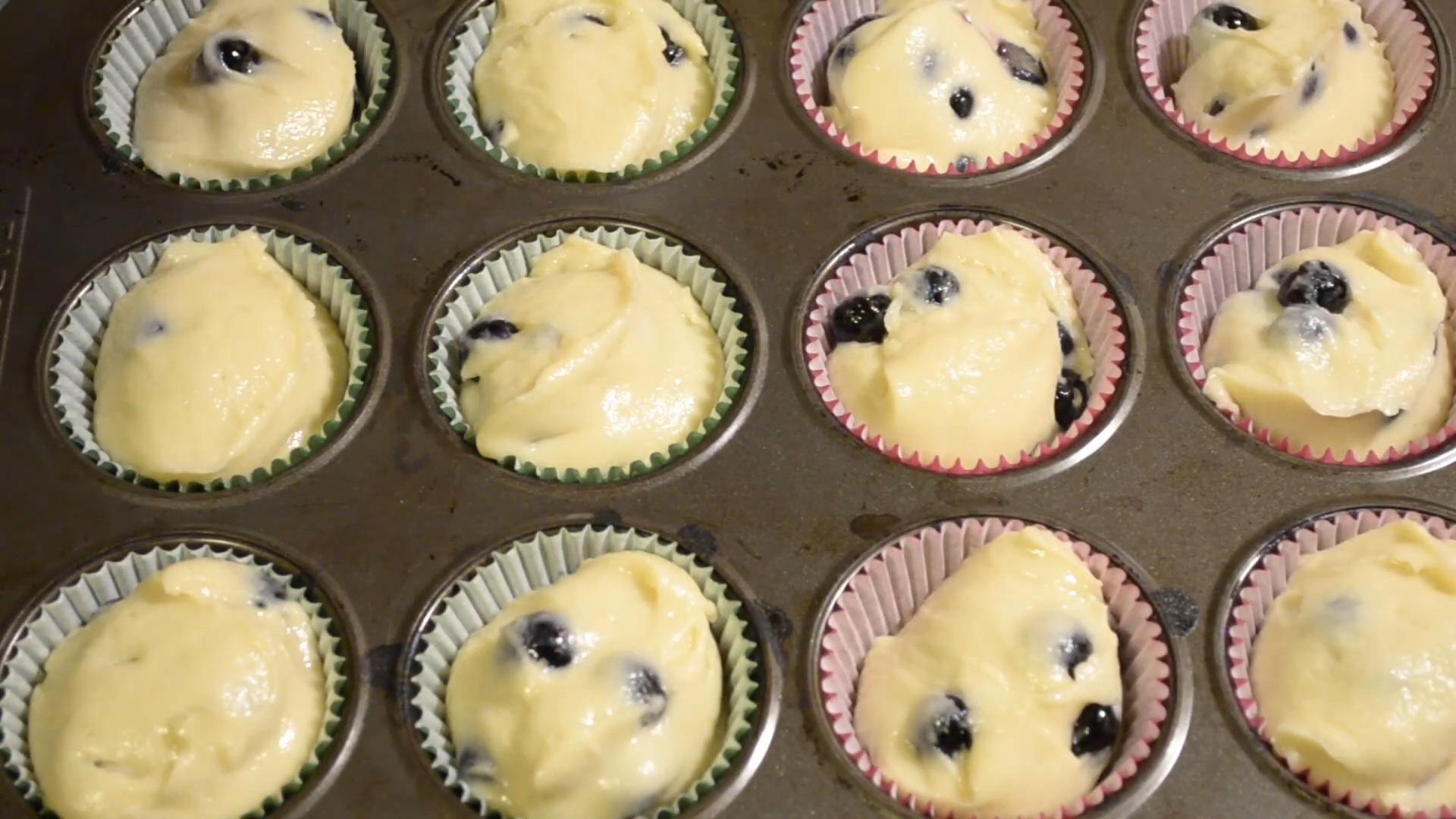 Recepta - Magdalenes de crema agra amb fruits del bosc - Pas 7