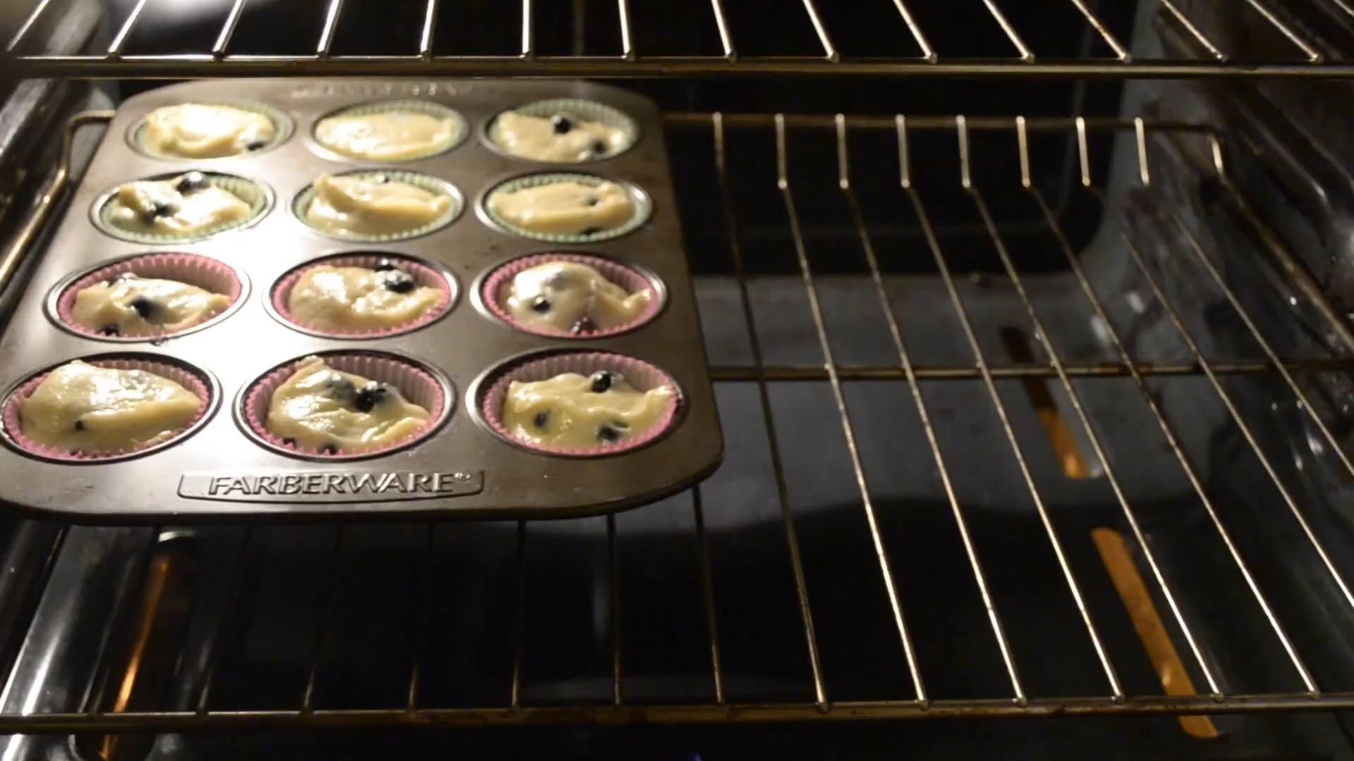 Recepta - Magdalenes de crema agra amb fruits del bosc - Pas 8