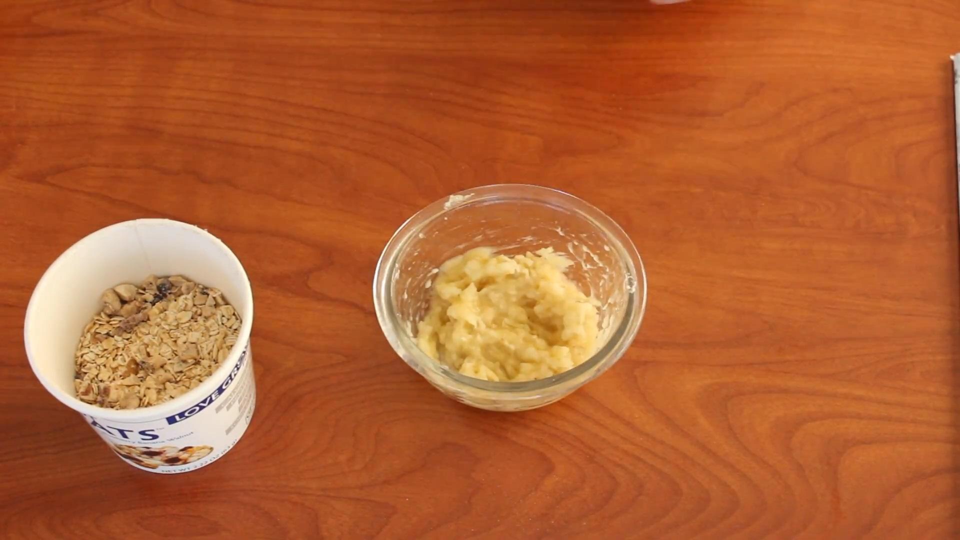 Recept - Zdravé muffiny s lesním ovocem z mikrovlnné trouby - Krok 1