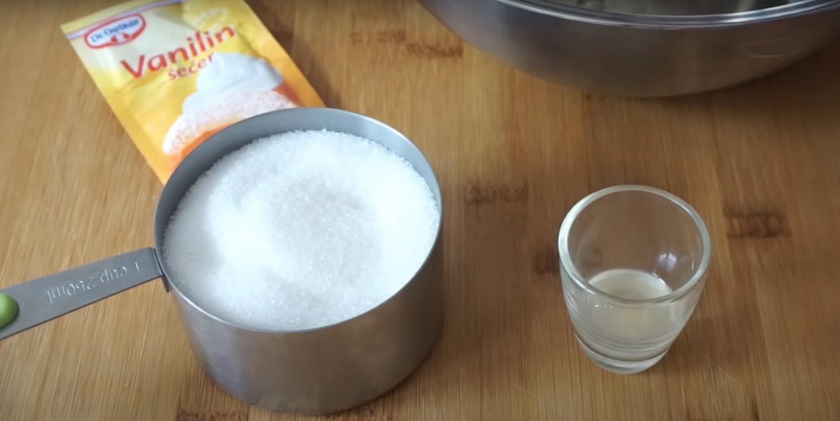 Recepta - Manera fàcil de decorar el pastís de Pasqua amb merenga suïssa - Pas 1