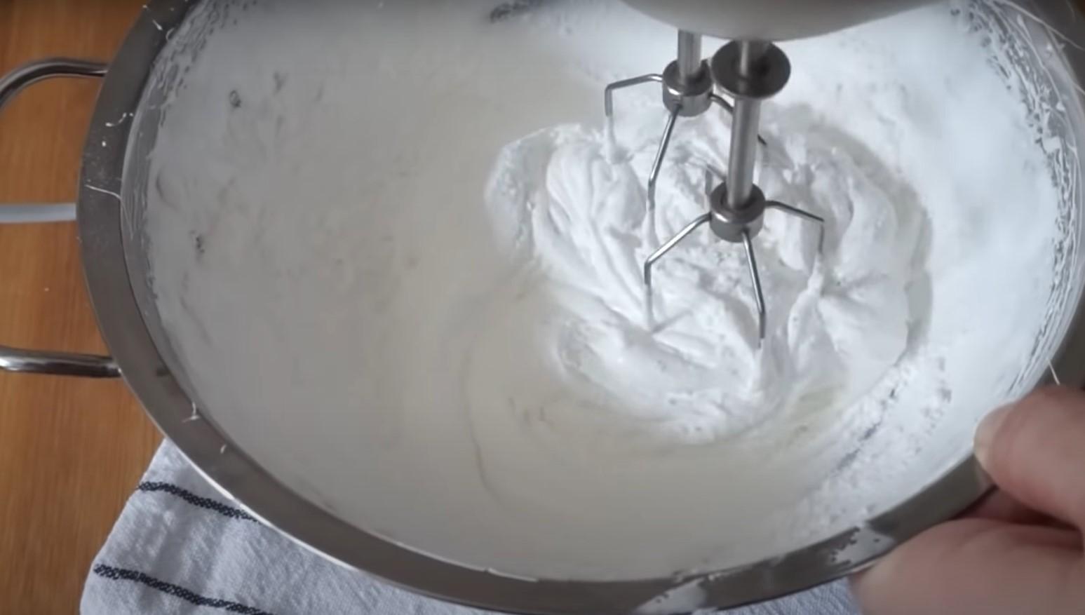 Recepta - Manera fàcil de decorar el pastís de Pasqua amb merenga suïssa - Pas 8