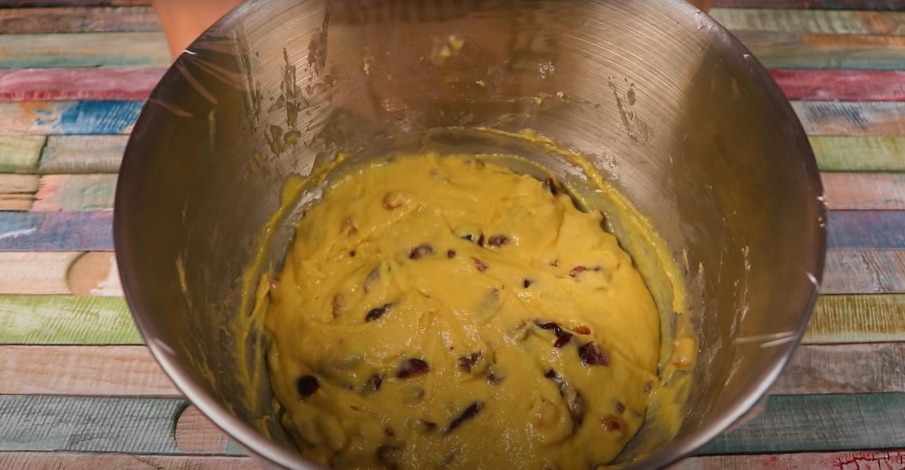 Recepta de pastís de Pasqua amb formatge cottage, sèmola i panses - Pas 12