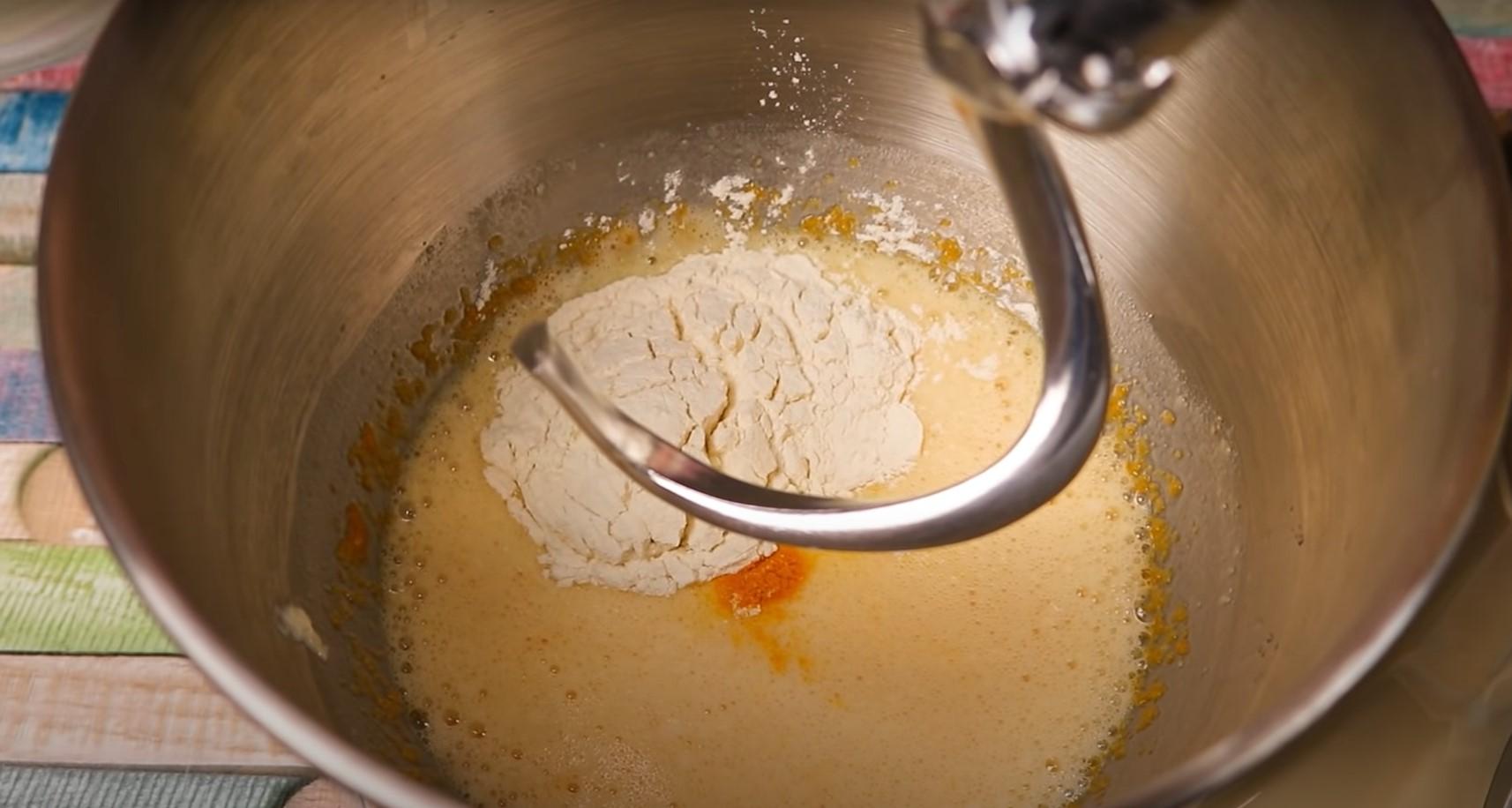 Recepta de pastís de Pasqua amb formatge cottage, sèmola i panses - Pas 9