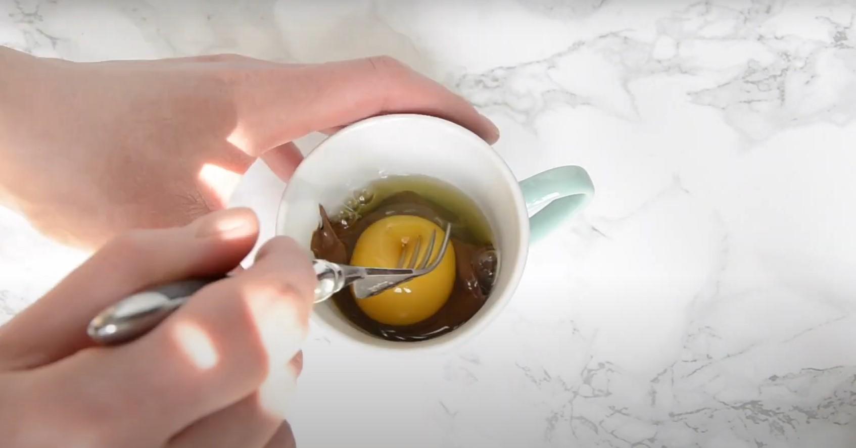 Recette - Gâteau au chocolat moelleux cuit au micro-ondes en tasse - Étape 2