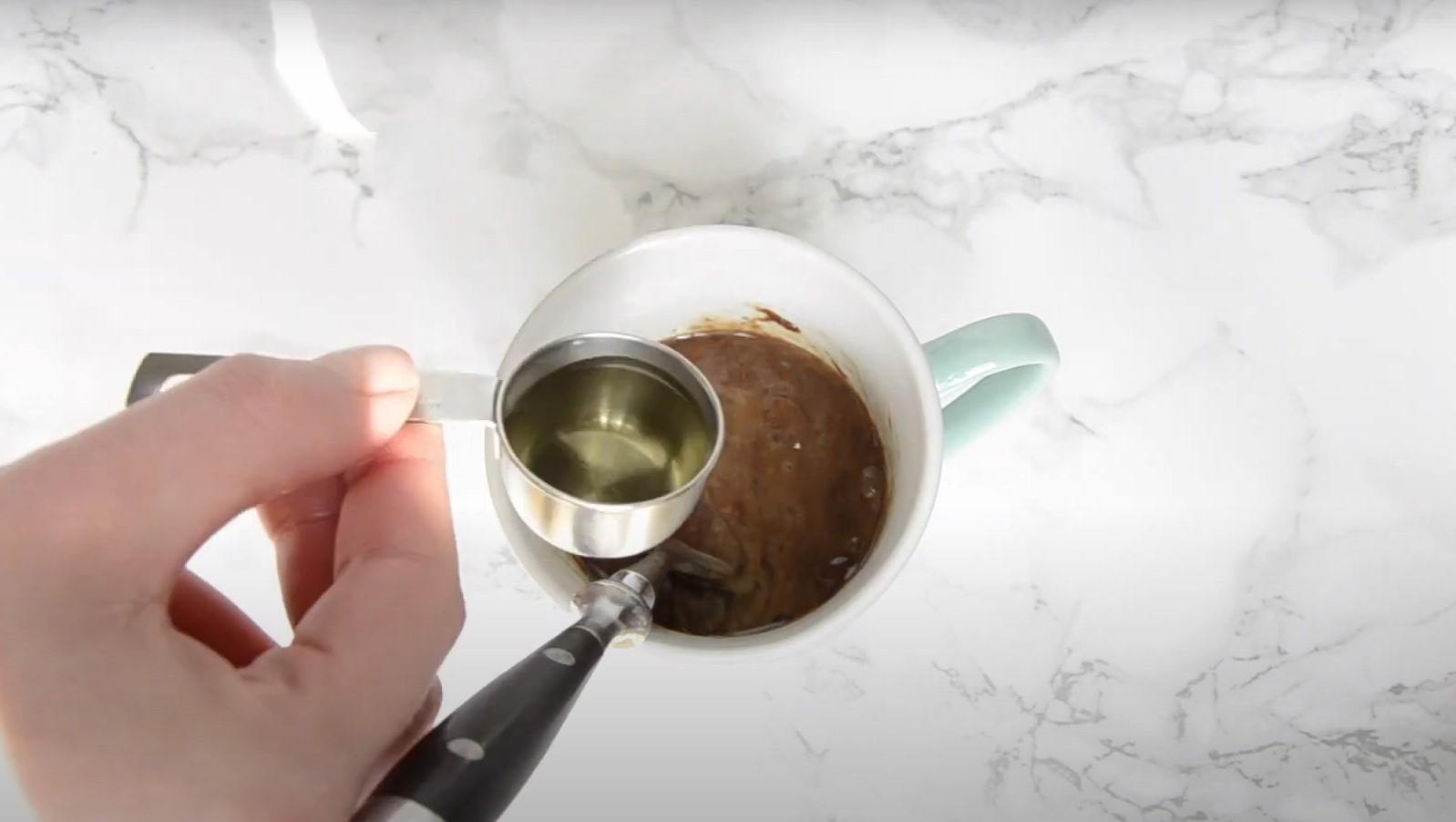 Recette - Gâteau au chocolat moelleux cuit au micro-ondes en tasse - Étape 3