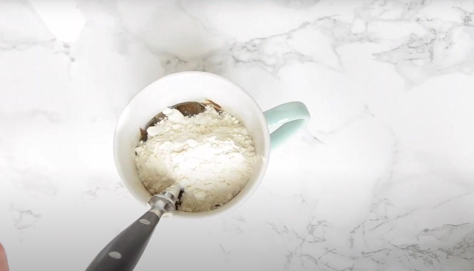 Recette - Gâteau au chocolat moelleux cuit au micro-ondes en tasse - Étape 4