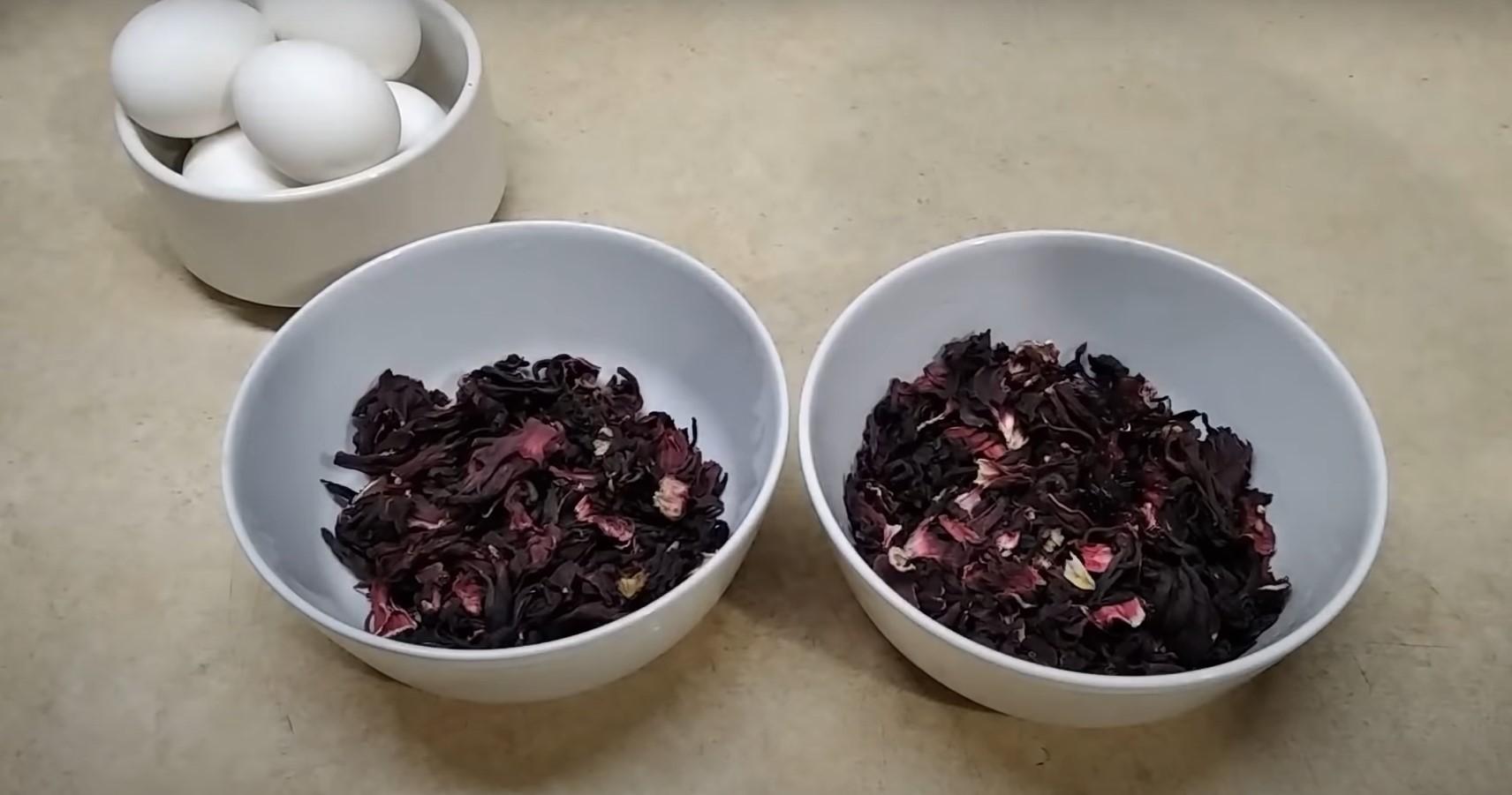 Ricetta - Uova tinte all'ibisco dorato - Fase 1