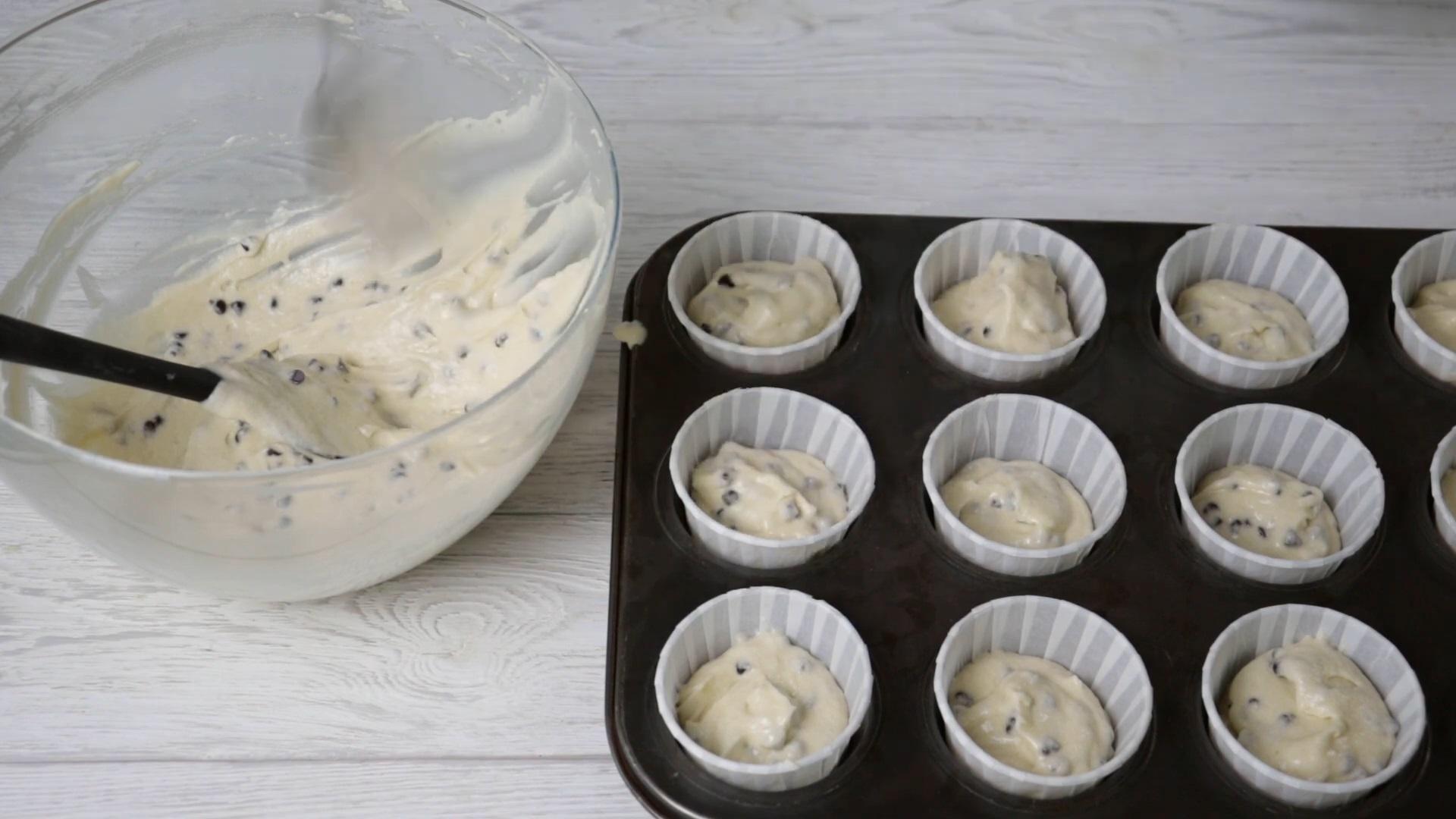 Recepta - Magdalenes amb xips de xocolata amb llet - Pas 6