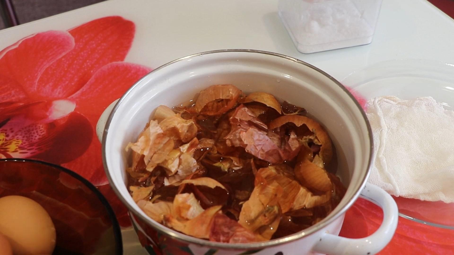 وصفة - بيض عيد الفصح المصنوع من قشور البصل مع تصميم الأرز - الخطوة 1