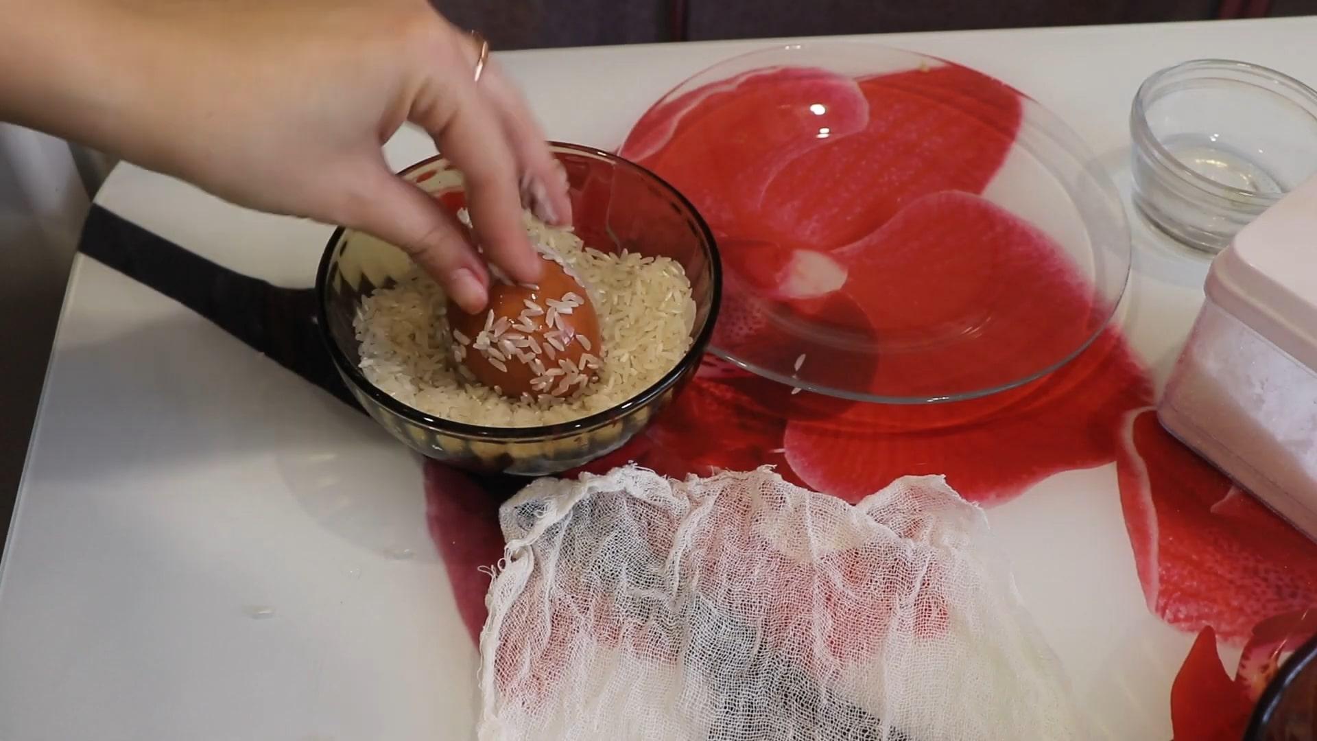 وصفة - بيض عيد الفصح المصنوع من قشور البصل مع تصميم الأرز - الخطوة 3