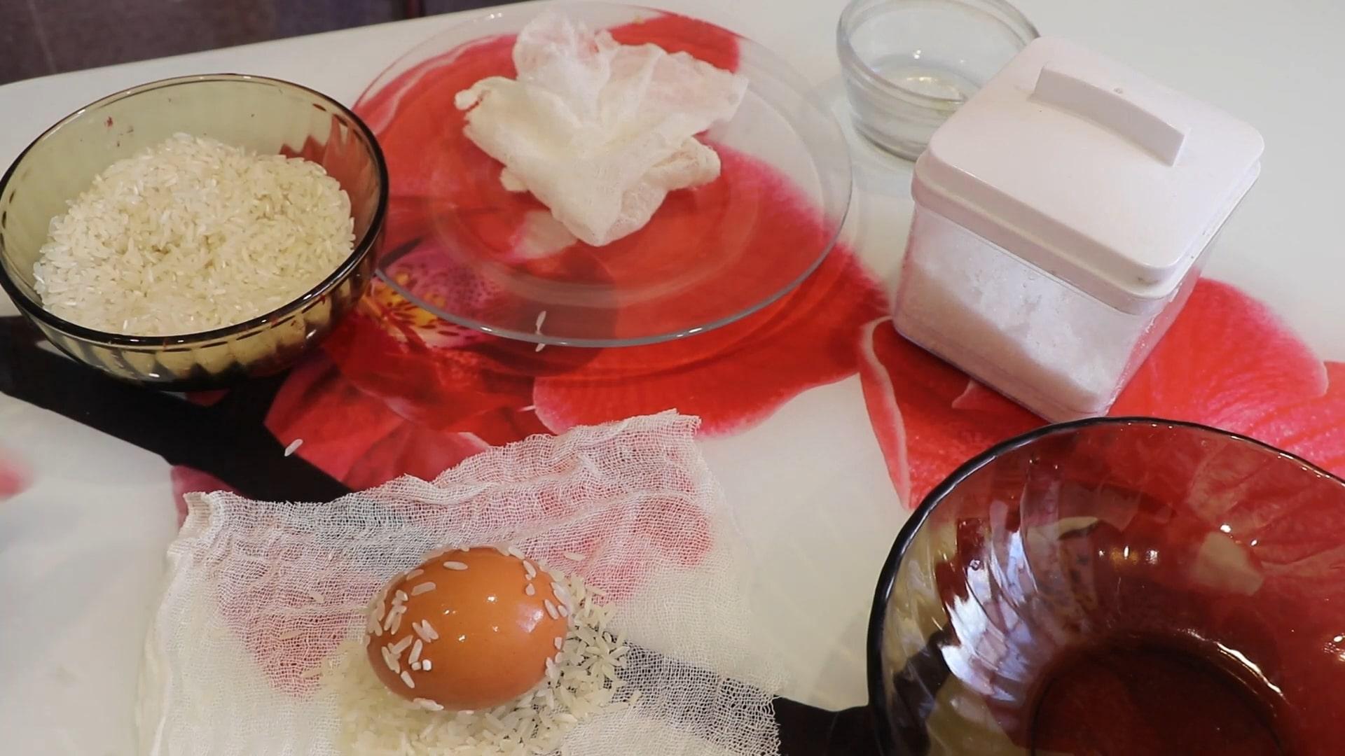 وصفة - بيض عيد الفصح المصنوع من قشور البصل مع تصميم الأرز - الخطوة 4