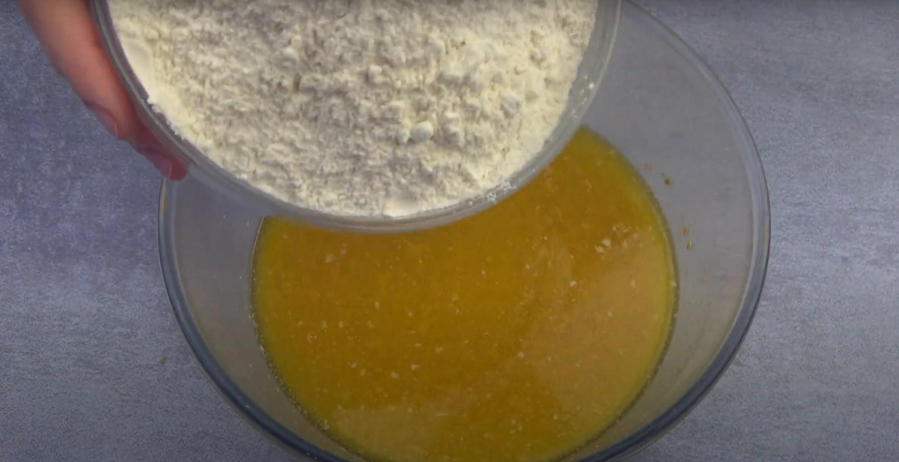 وصفة - وصفة بسيطة لكعكات عيد الفصح الهشة: عجينة مصل اللبن - الخطوة 6