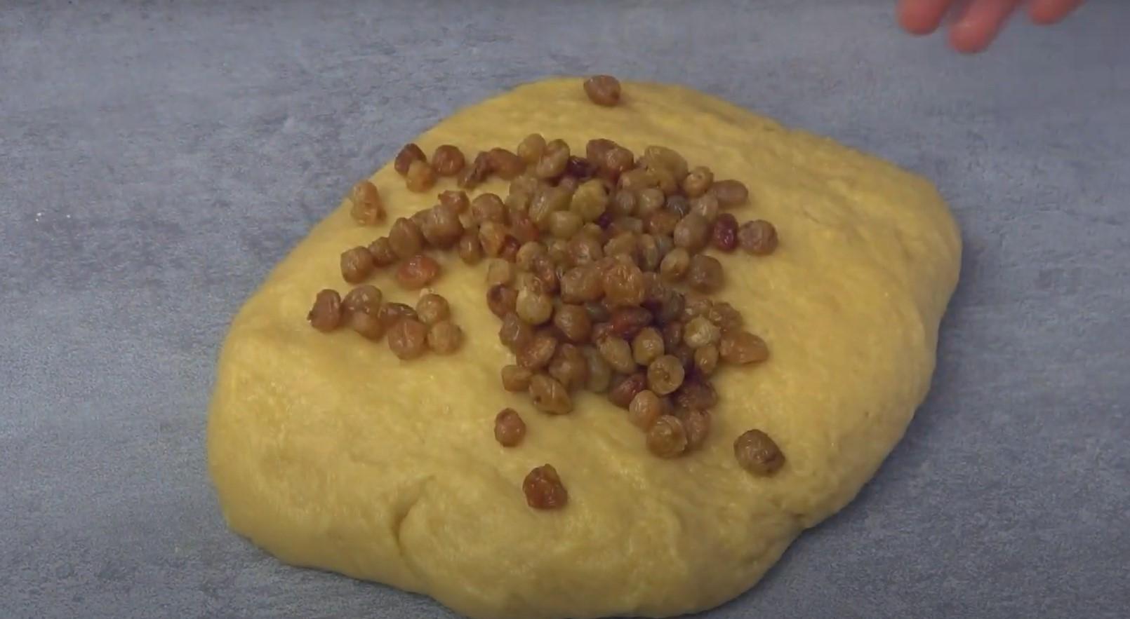 وصفة - وصفة بسيطة لكعكات عيد الفصح الهشة: عجينة مصل اللبن - الخطوة 7