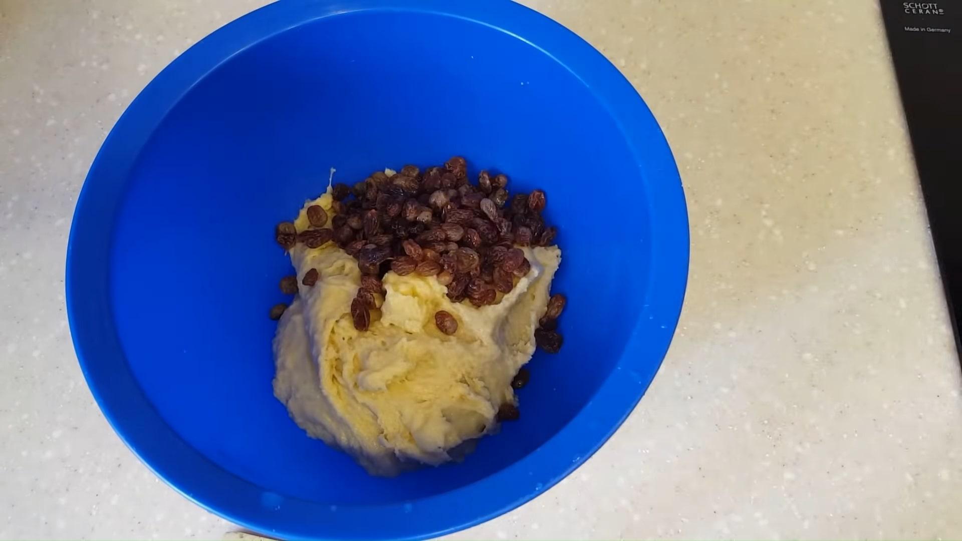 Recepta - Deliciós i fàcil pastís de Pasqua amb llevat i panses - Pas 5