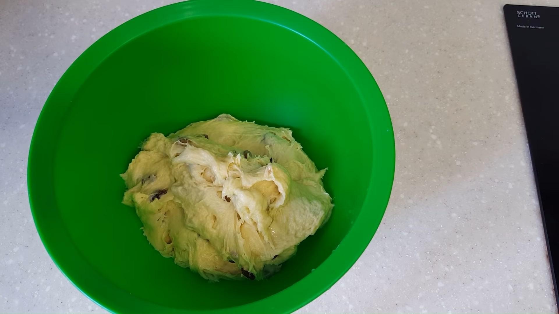 Recepta - Deliciós i fàcil pastís de Pasqua amb llevat i panses - Pas 6