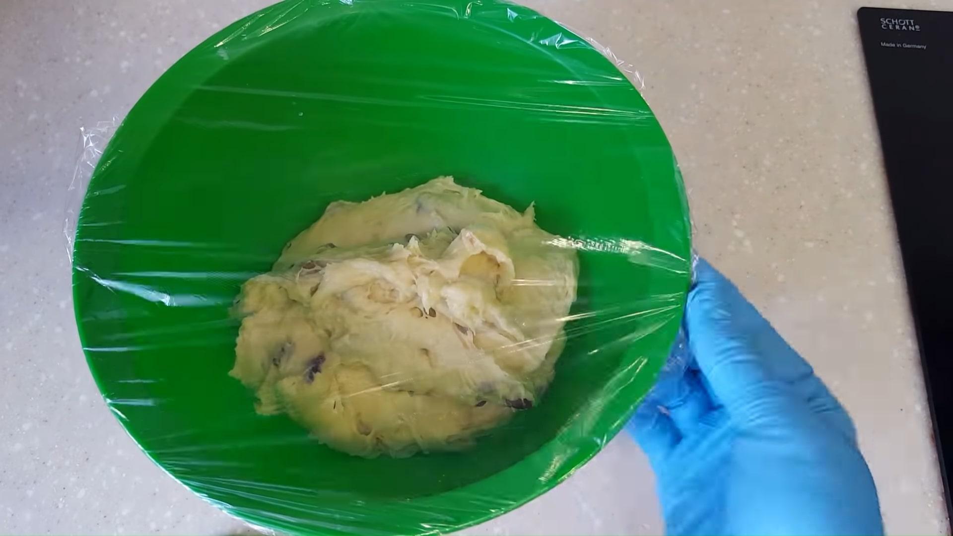 Recepta - Deliciós i fàcil pastís de Pasqua amb llevat i panses - Pas 7