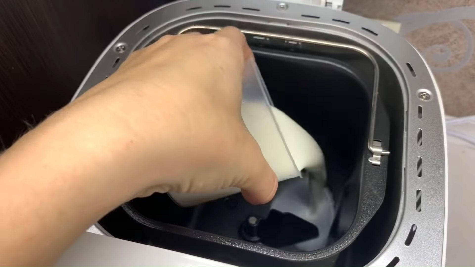 Recepta - Pastís de Pasqua farcit de llevat amb panses en una màquina de fer pa - Pas 1