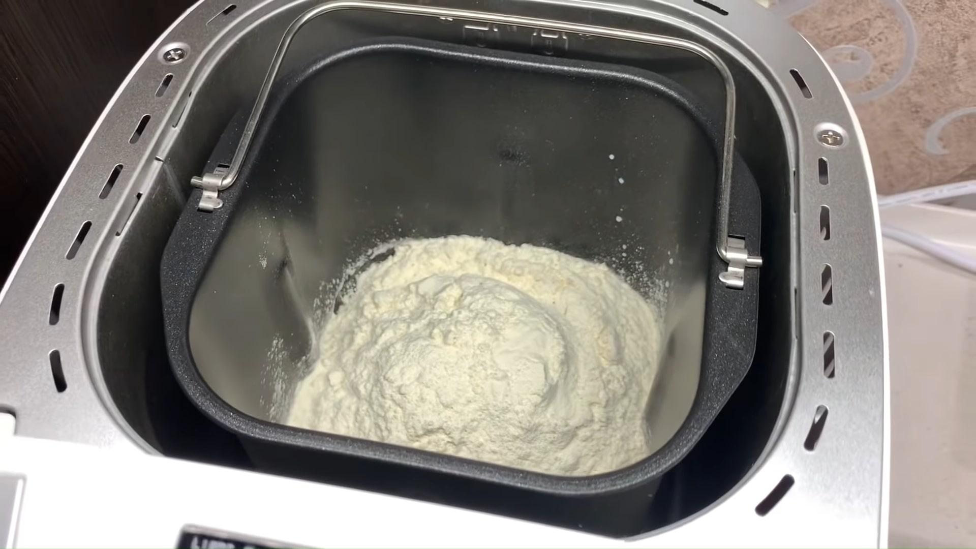 Recepta - Pastís de Pasqua farcit de llevat amb panses en una màquina de fer pa - Pas 5