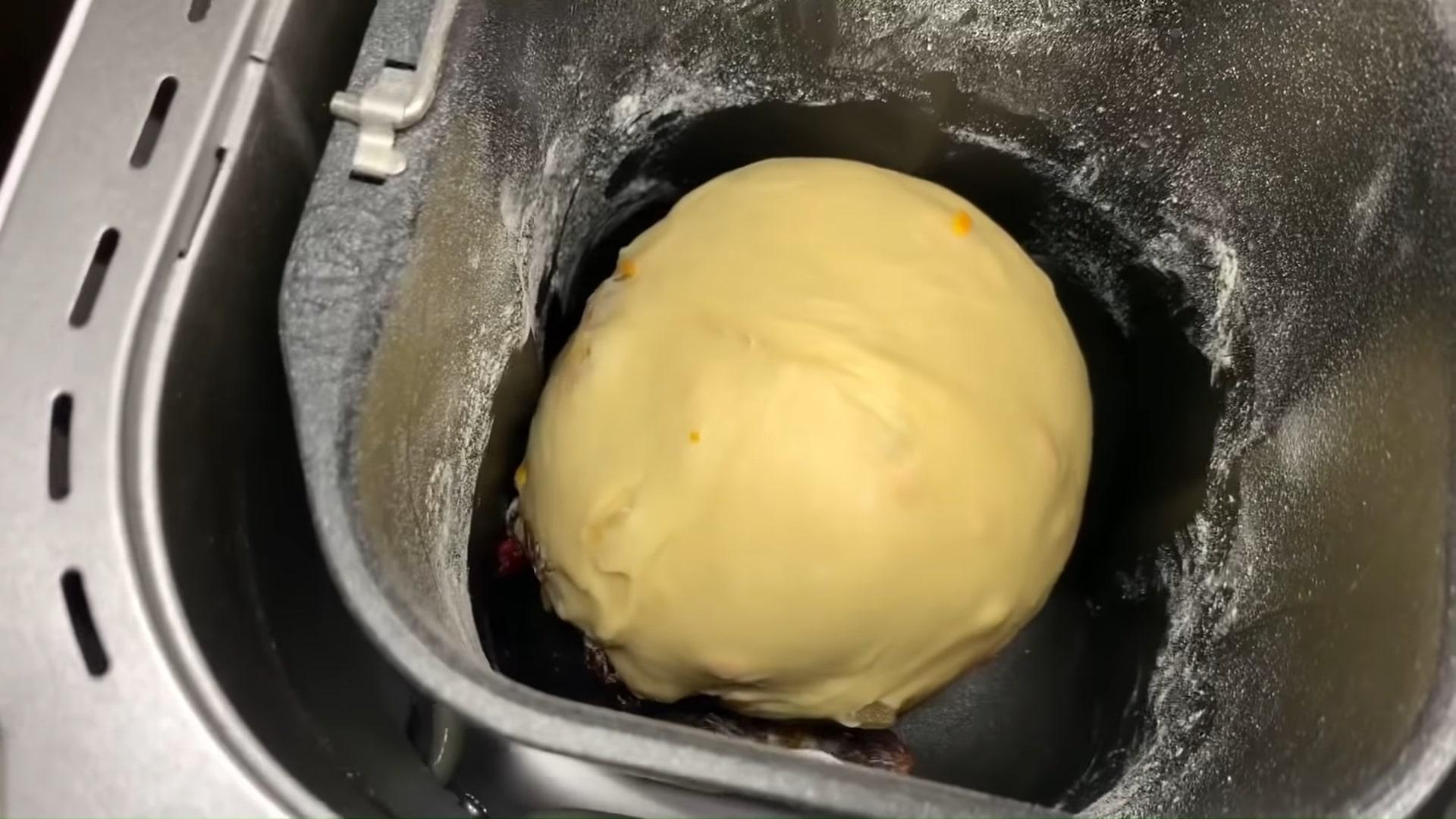 Recepta - Pastís de Pasqua farcit de llevat amb panses en una màquina de fer pa - Pas 7