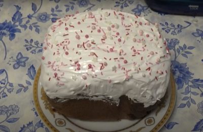 صورة لكعكة عيد الفصح في آلة صنع الخبز