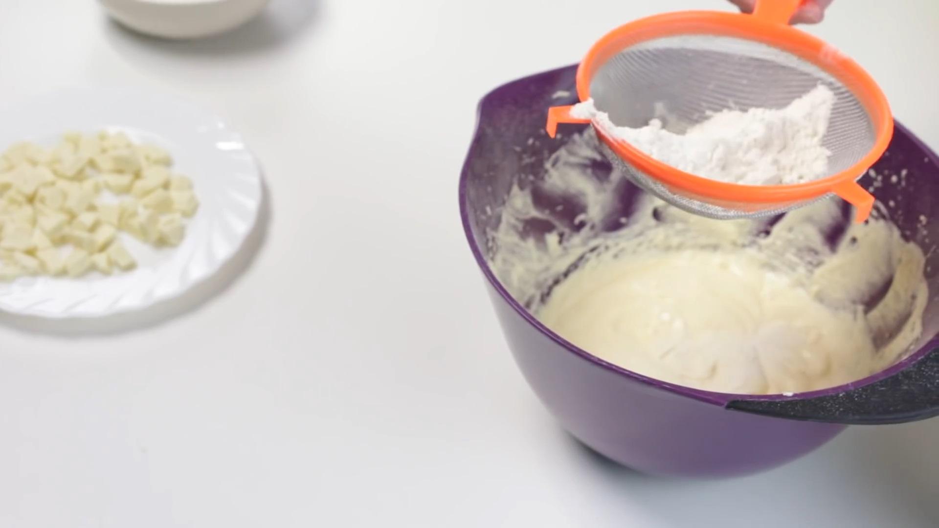 Recepta - Magdalenes amb xips de xocolata blanca - Pas 5