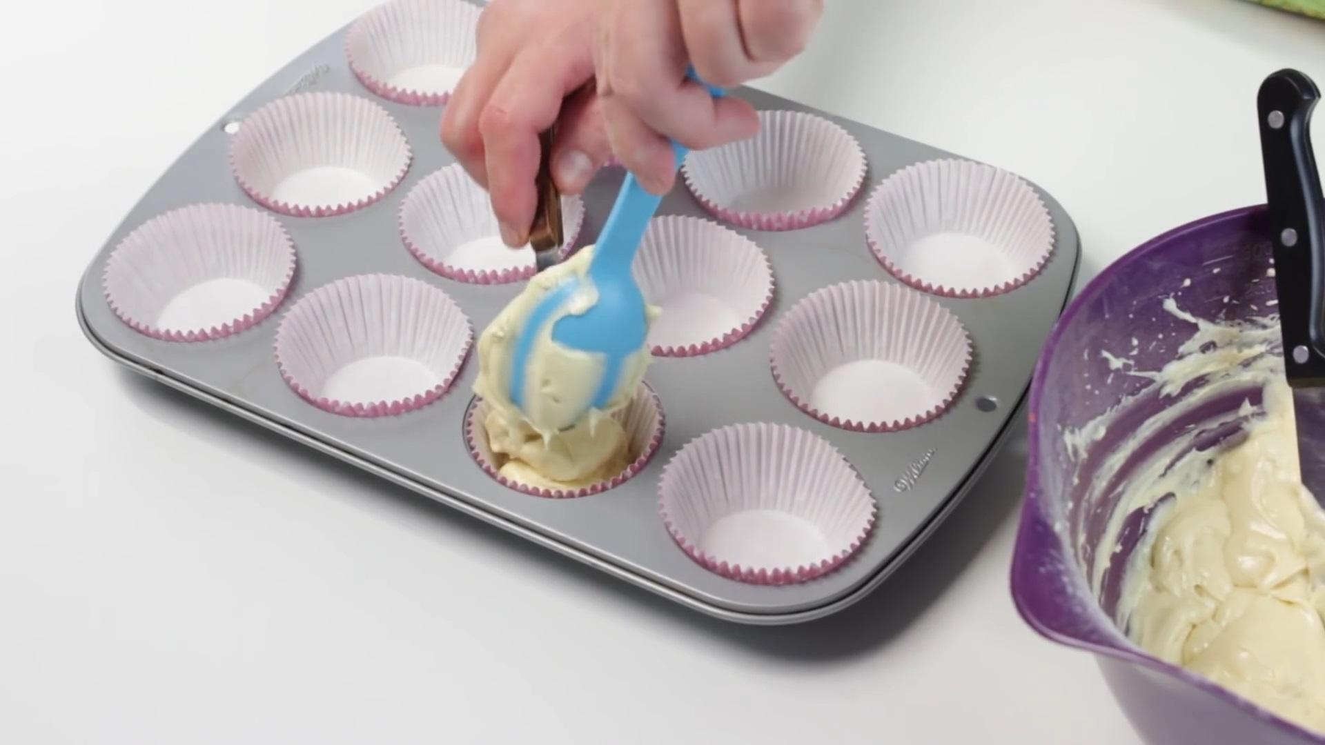 Recepta - Magdalenes amb xips de xocolata blanca - Pas 7