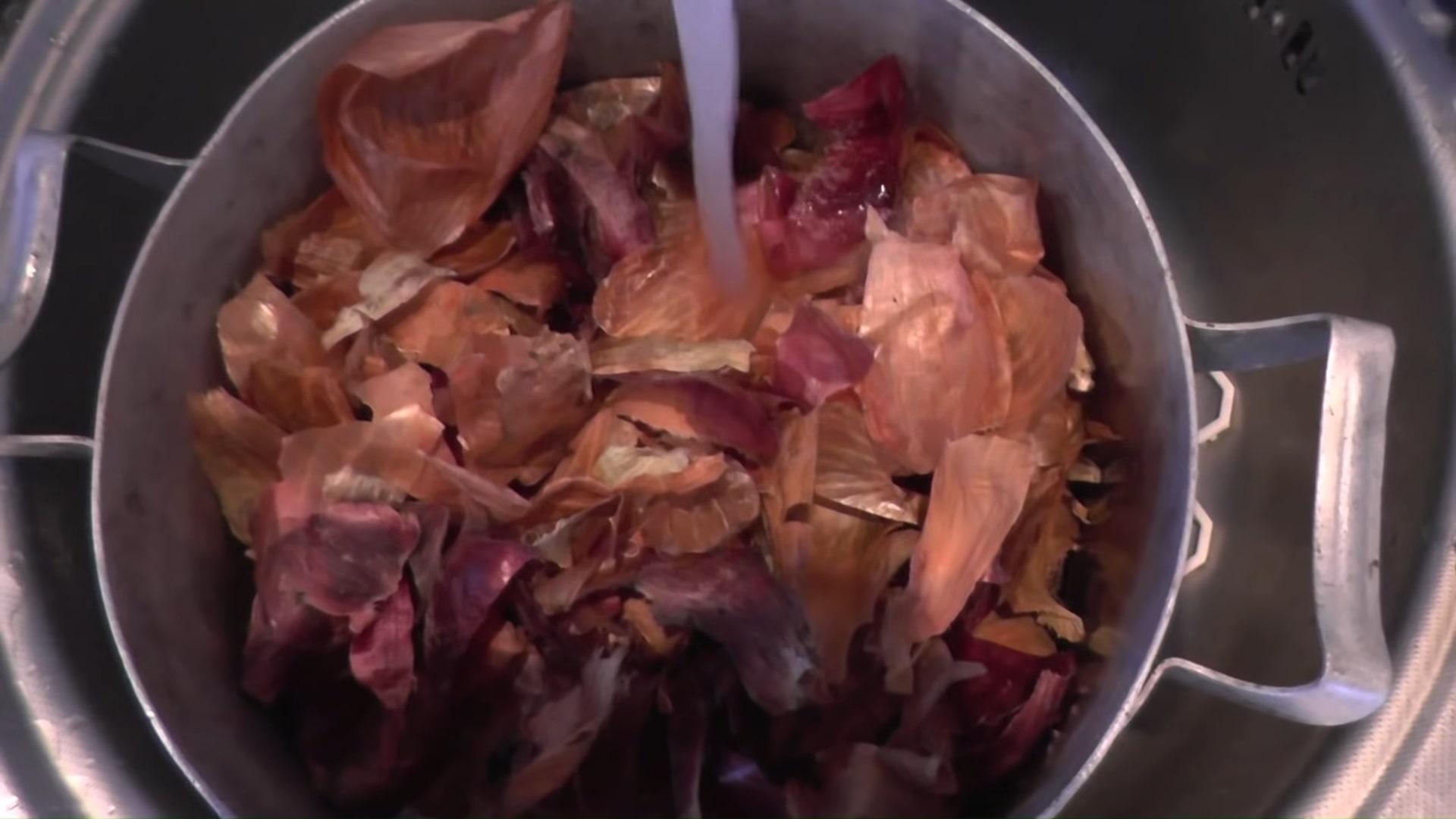 وصفة - تلوين البيض بقشور البصل الأحمر - الخطوة 1