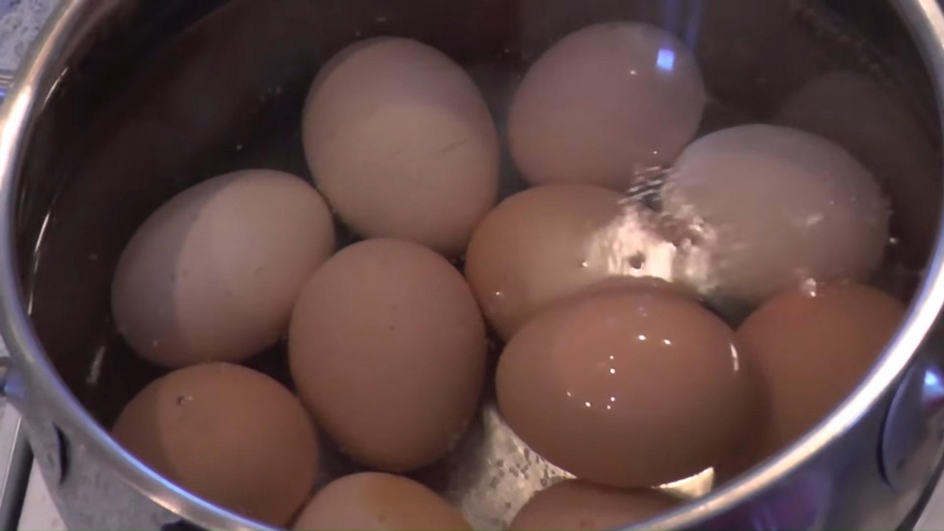 وصفة - تلوين البيض بقشور البصل الأحمر - الخطوة 2