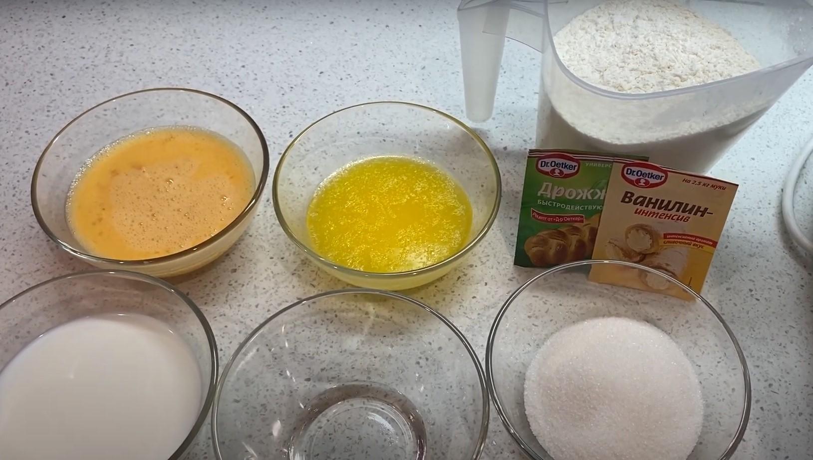 وصفة عجينة كعكة عيد الفصح باستخدام الخميرة الجافة لآلة الخبز - الخطوة 1