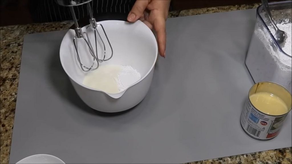 Glaçage blanc comme neige pour gâteau de Pâques à base de lait concentré - étape 1