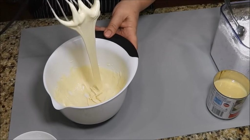 Glaçage blanc comme neige pour gâteau de Pâques à base de lait concentré - étape 2