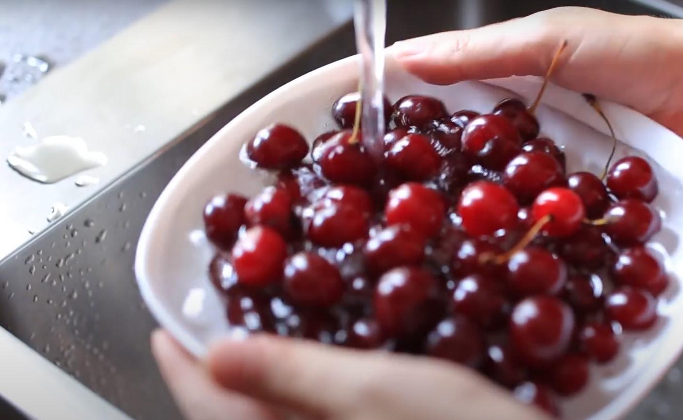 وصفة مصاصات الكرز والكولا - الخطوة 1