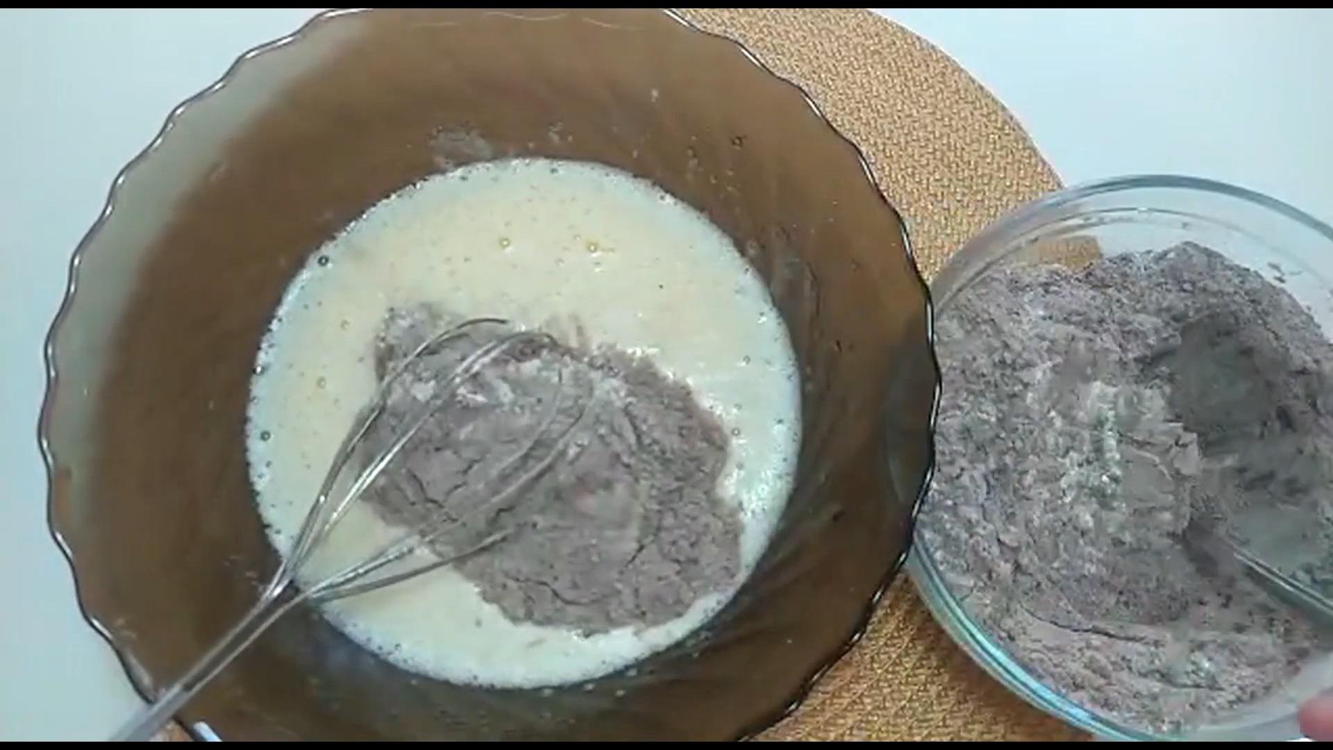 كعكات الشوكولاتة مع الحليب المكثف المغلي - الخطوة 4