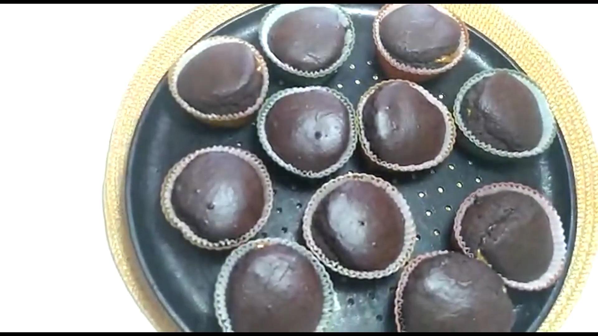 كعكات الشوكولاتة مع الحليب المكثف المغلي - الخطوة 6