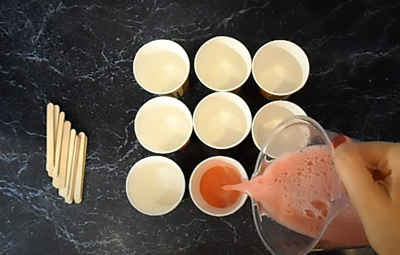 وصفة - مصاصات مثلجة منزلية الصنع في كوب: وصفة عصير البطيخ والكيوي - الخطوة 3