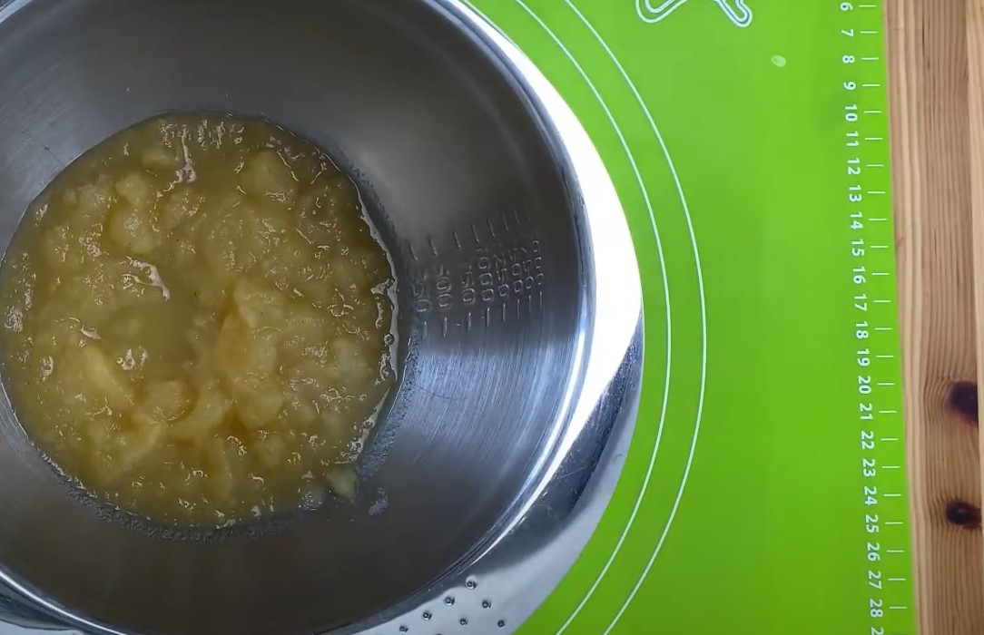 Recipe ng Applesauce Muffins na may Pasas at Walnuts - Hakbang 1