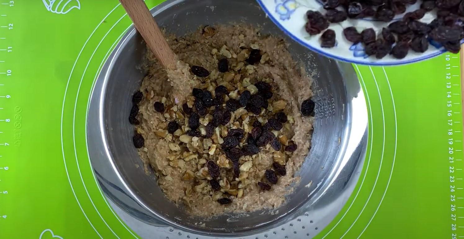 Recipe ng Applesauce Muffins na may Pasas at Walnuts - Hakbang 8