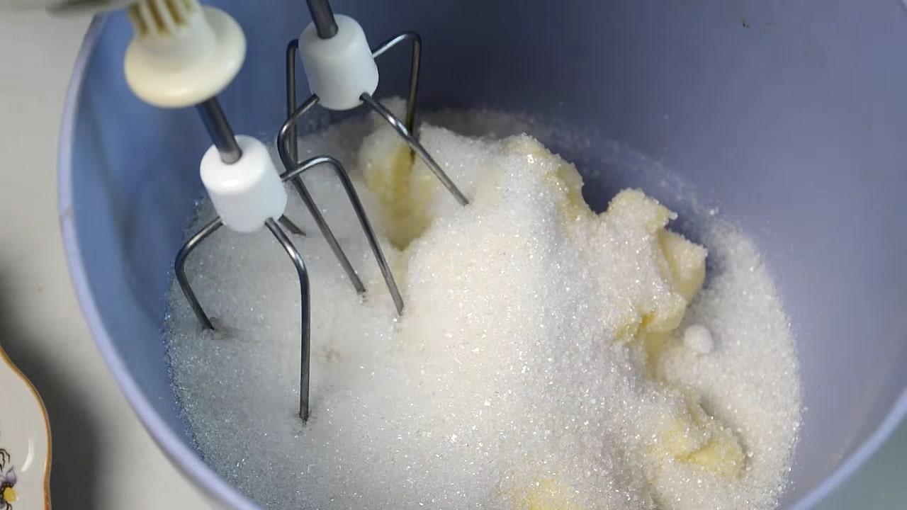 Opskrift - Chokolade-blåbærmuffins med flødeostglasur - Trin 1