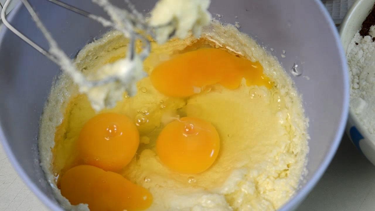 Opskrift - Chokolade-blåbærmuffins med flødeostglasur - Trin 2