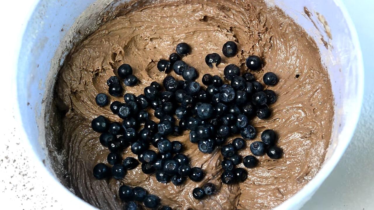 Opskrift - Chokolade-blåbærmuffins med flødeostglasur - Trin 4