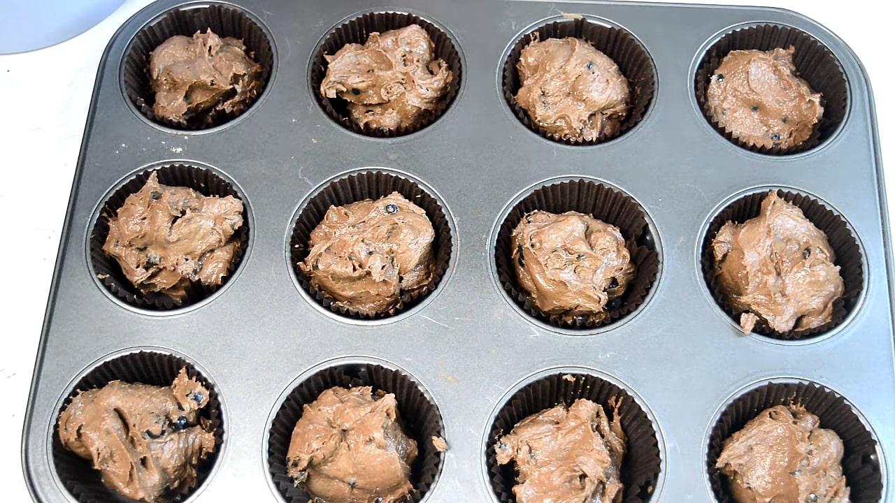 Opskrift - Chokolade-blåbærmuffins med flødeostglasur - Trin 5