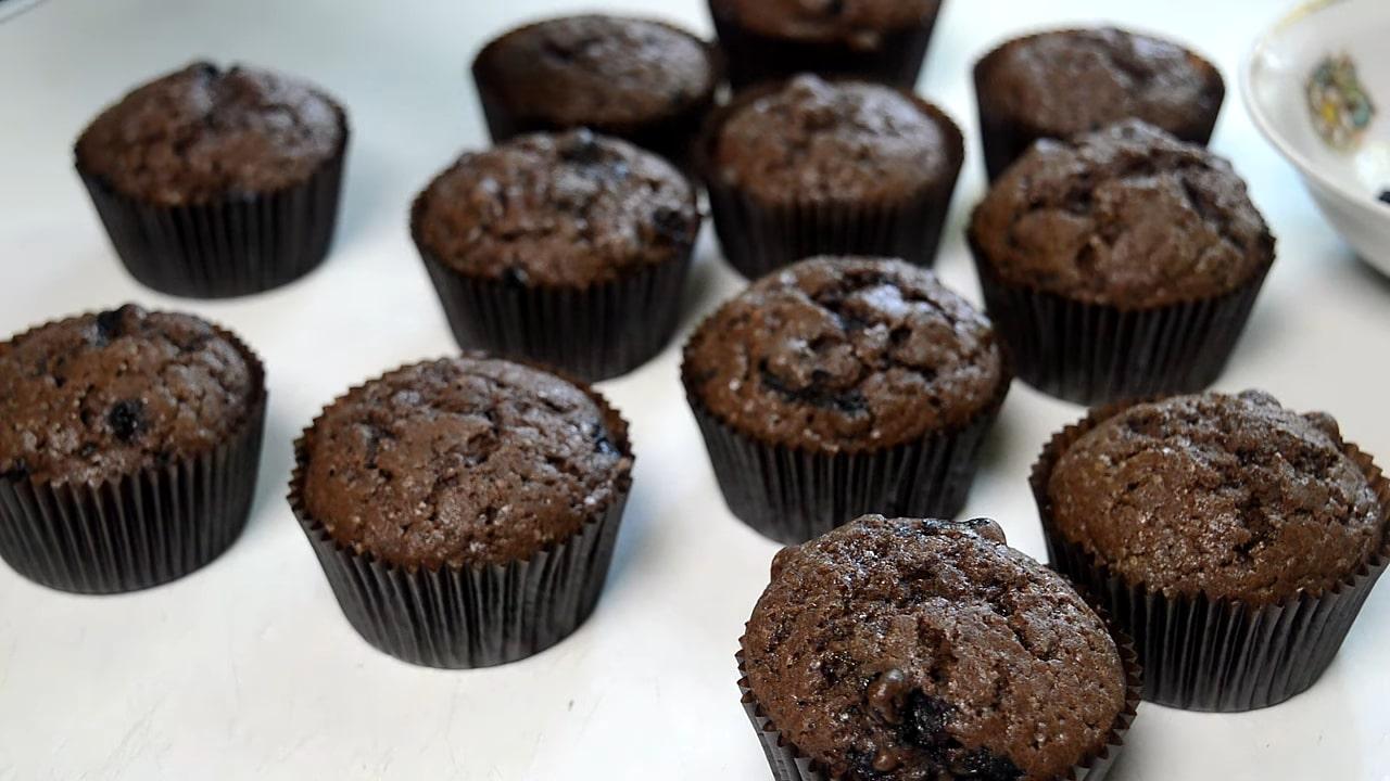 Opskrift - Chokolade-blåbærmuffins med flødeostglasur - Trin 6