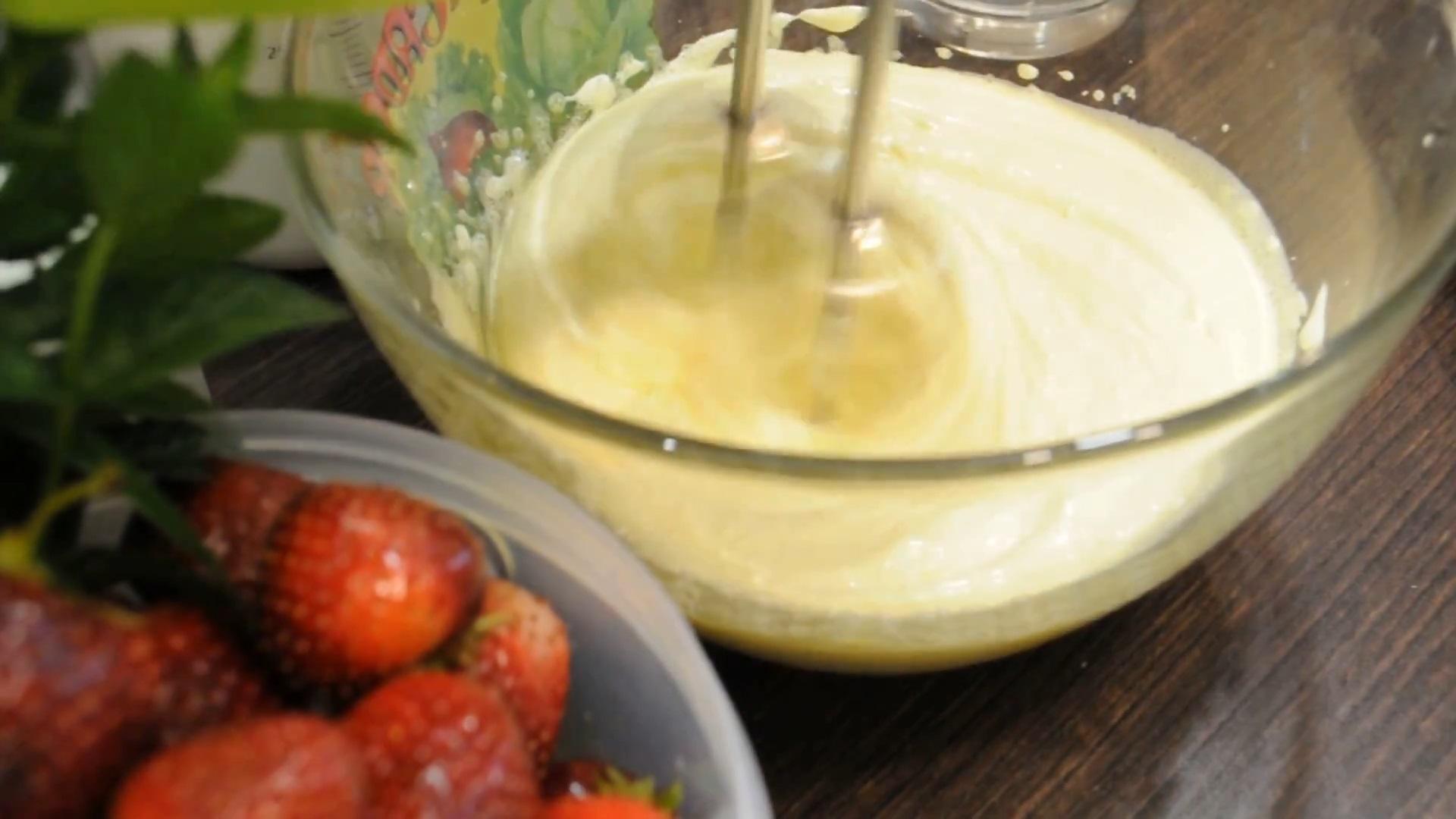 وصفة آيس كريم الفراولة والنعناع - الخطوة 1