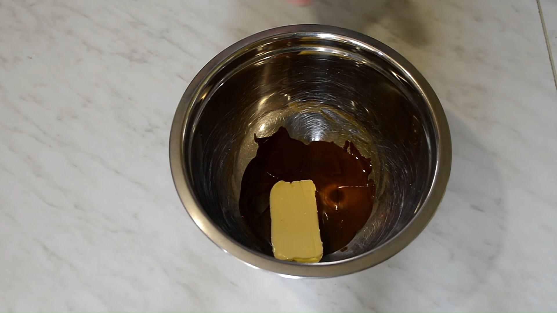 Opskrift på chokolade- og solbærmuffins - Trin 4